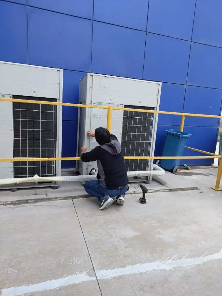 Ticari binanın çatısında VRF dış ünitelerinde çalışma